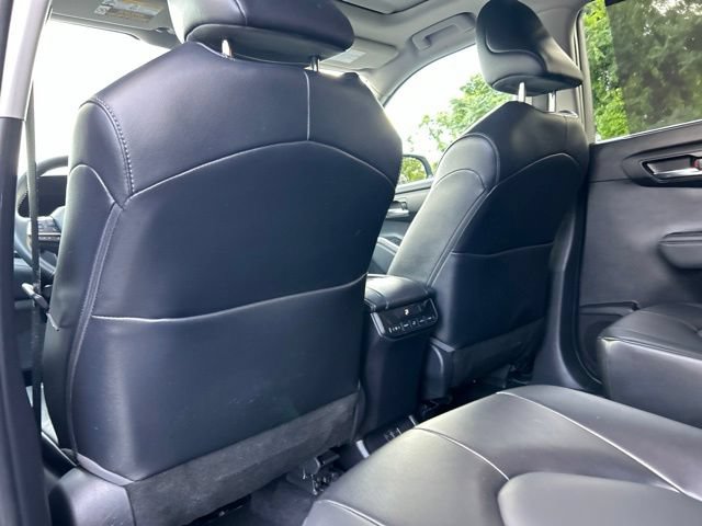 Used 2022 Toyota Highlander XLE AWD/4WD image 40