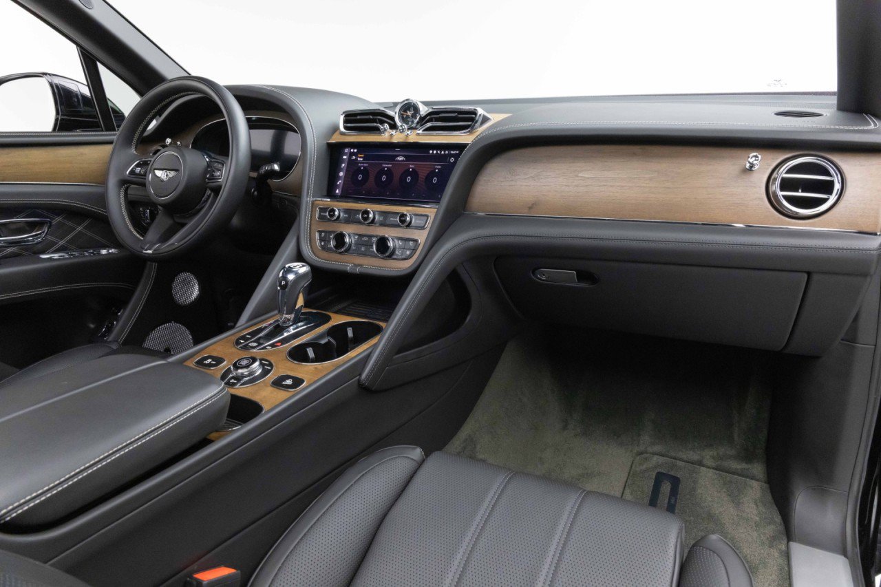 Used 2023 Bentley Bentayga Extended Wheelbase AWD/4WD image 2