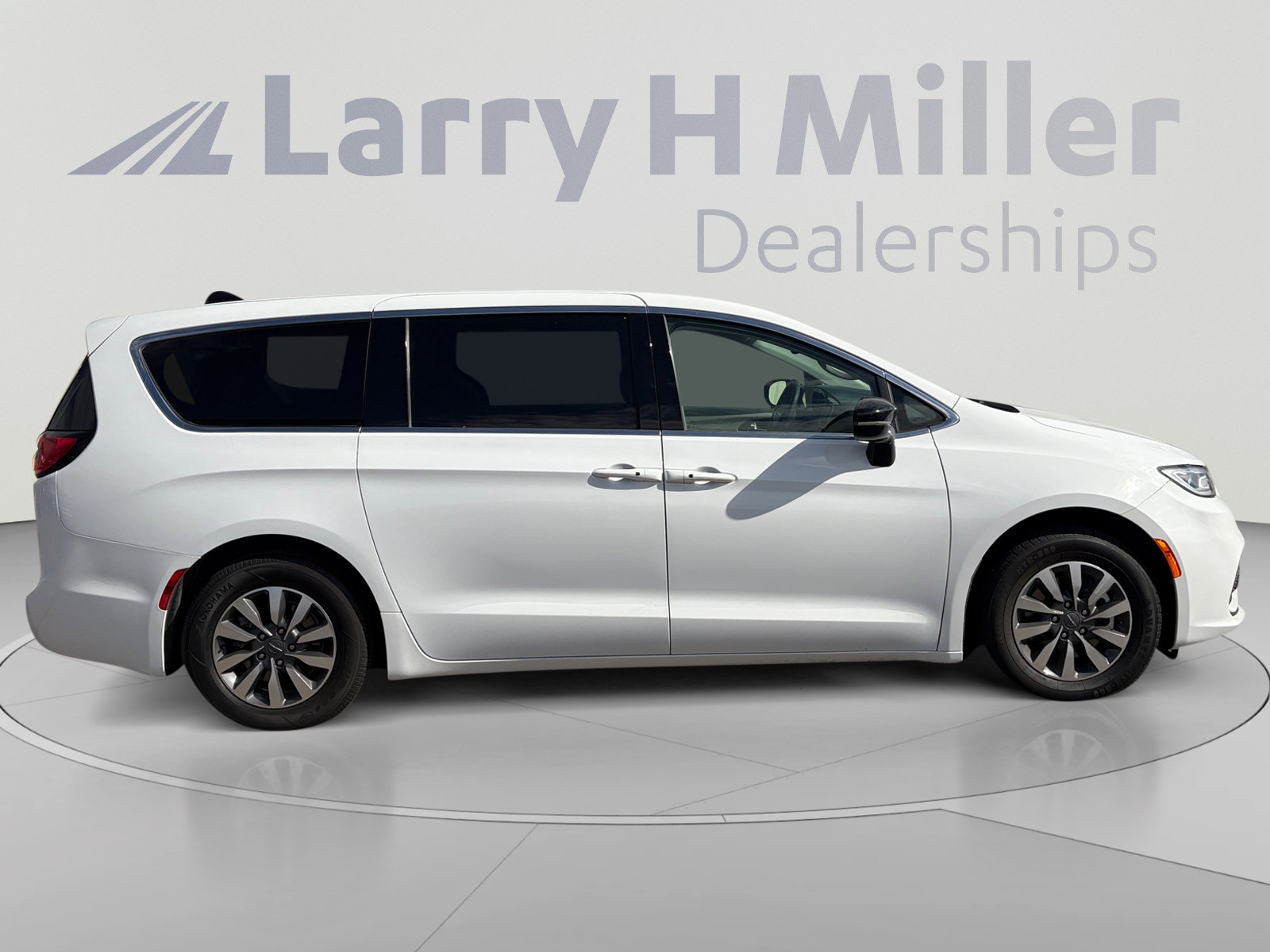 Used 2024 Chrysler Pacifica Limited FWD image 6