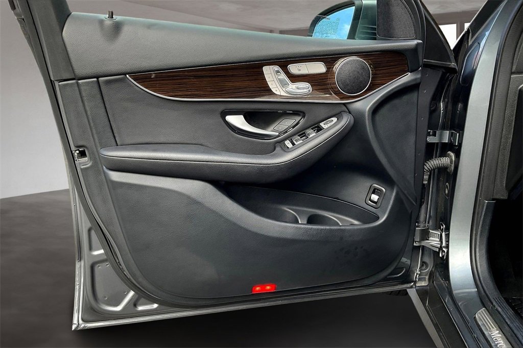 Used 2021 Mercedes-Benz GLC 300 4MATIC image 17