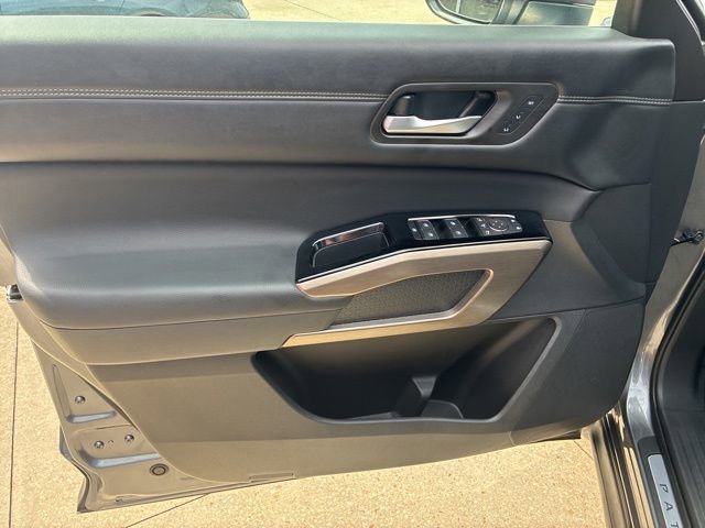 Used 2024 Nissan Pathfinder Platinum FWD image 19