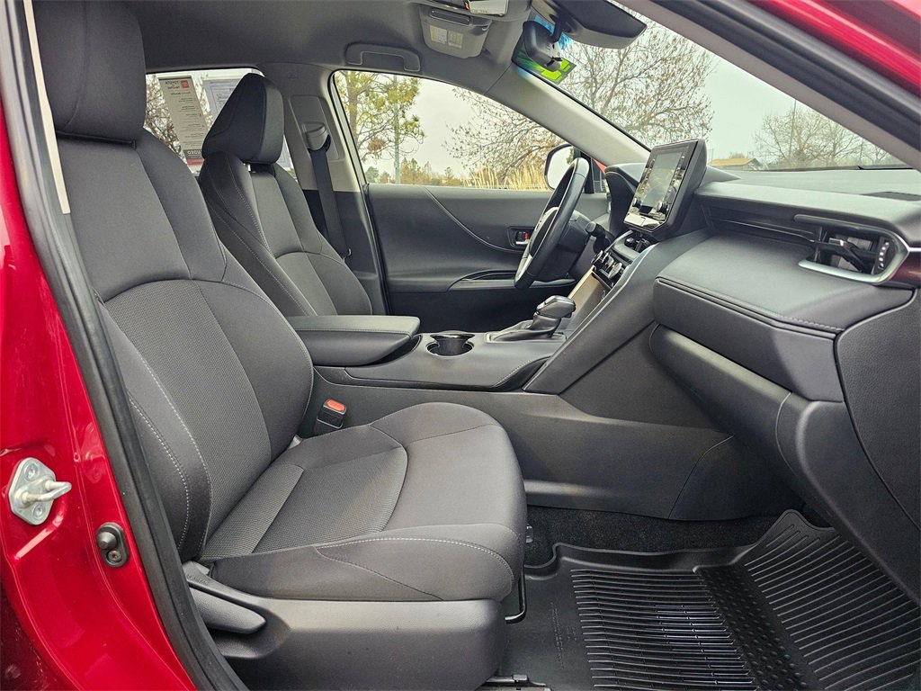 Used 2022 Toyota Venza LE image 16