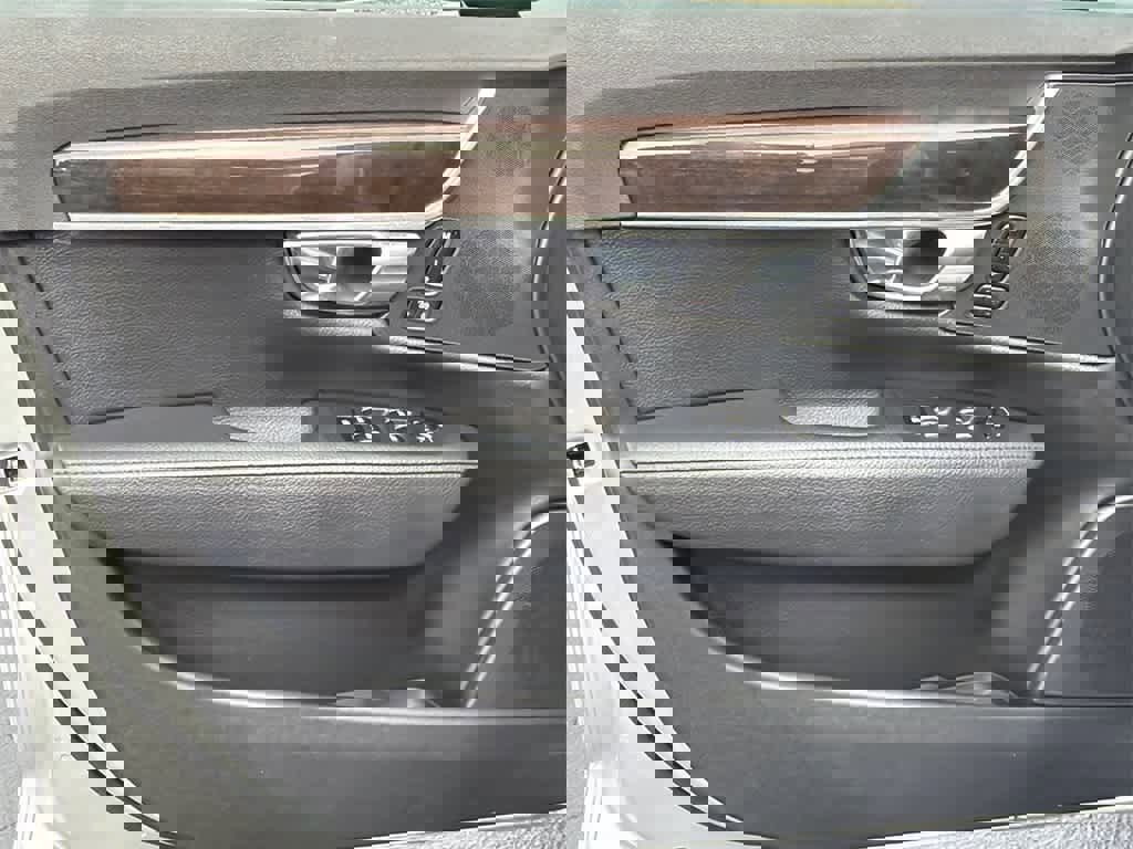 Used 2018 Volvo S90 T6 Momentum w/ Convenience Package image 11