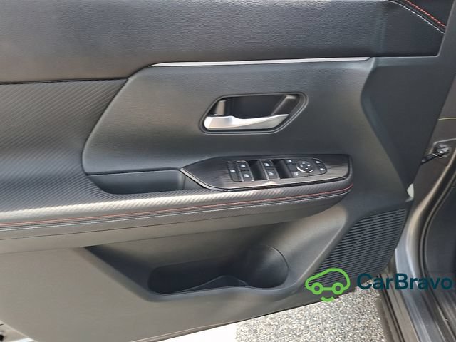 Used 2025 Nissan Kicks SR AWD/4WD image 12