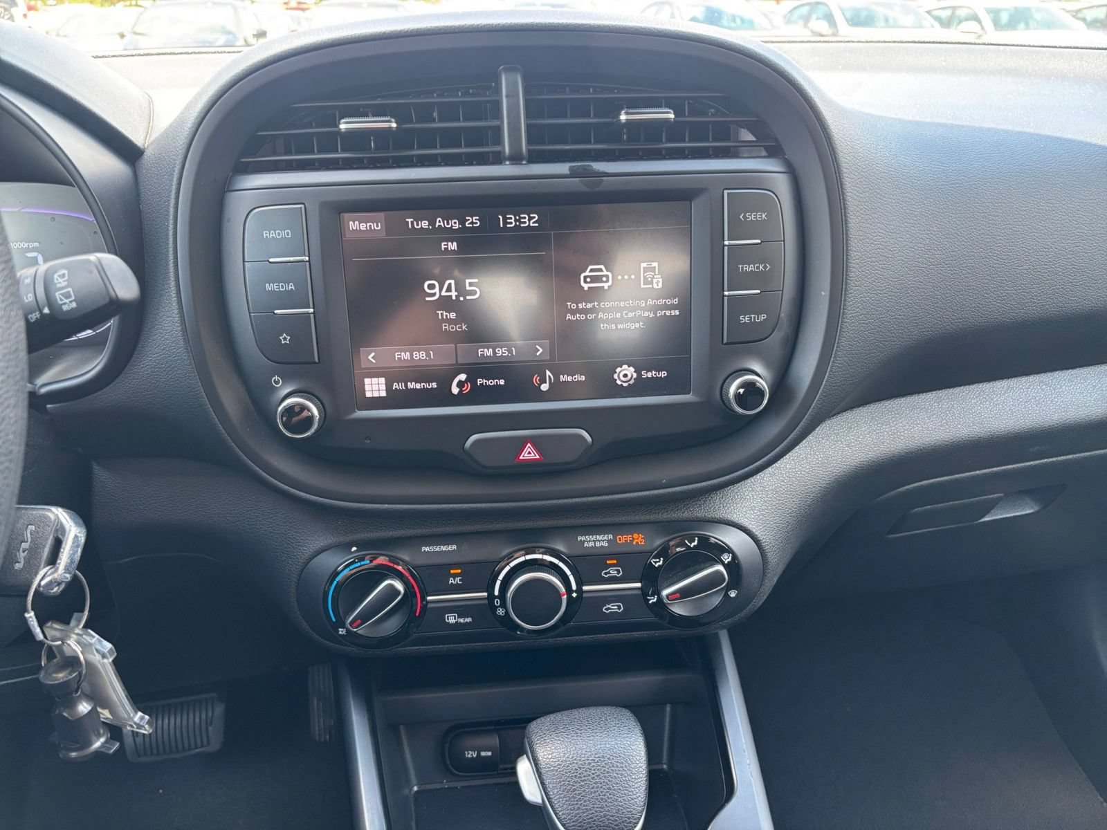 Used 2025 Kia Soul LX w/ LX Technology Package FWD image 14