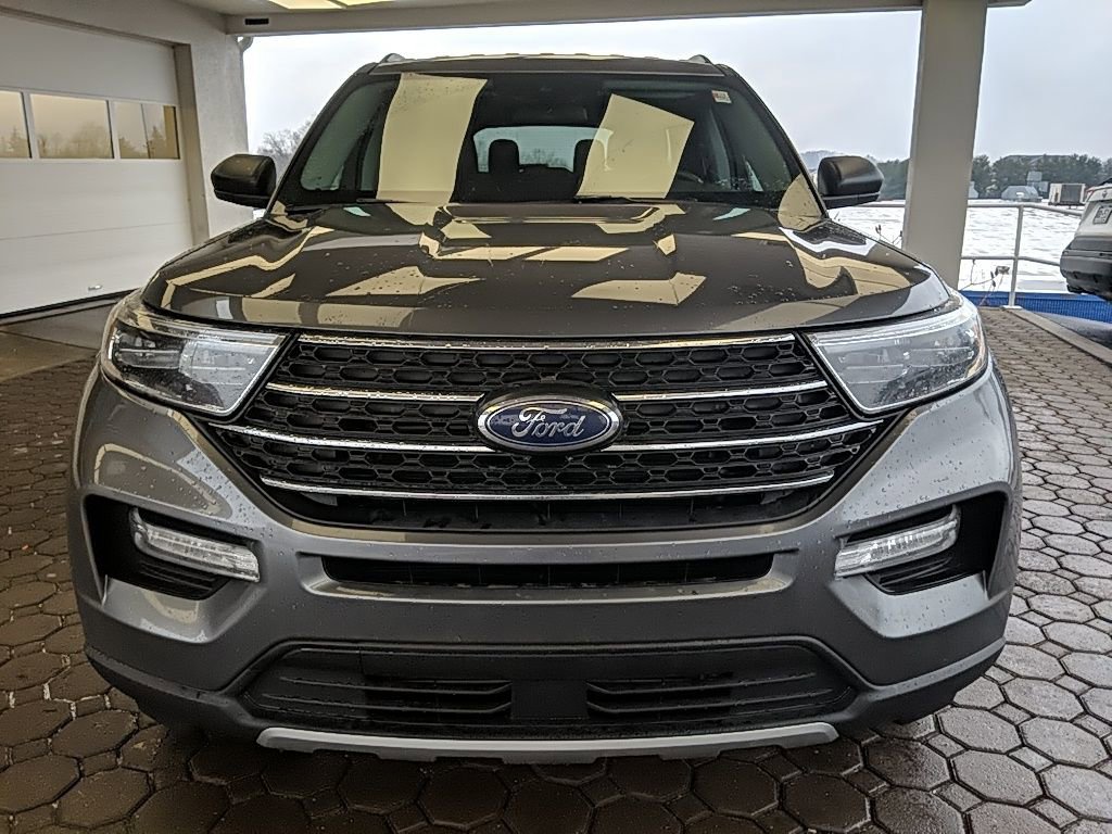 Used 2022 Ford Explorer XLT w/ Equipment Group 202A image 2