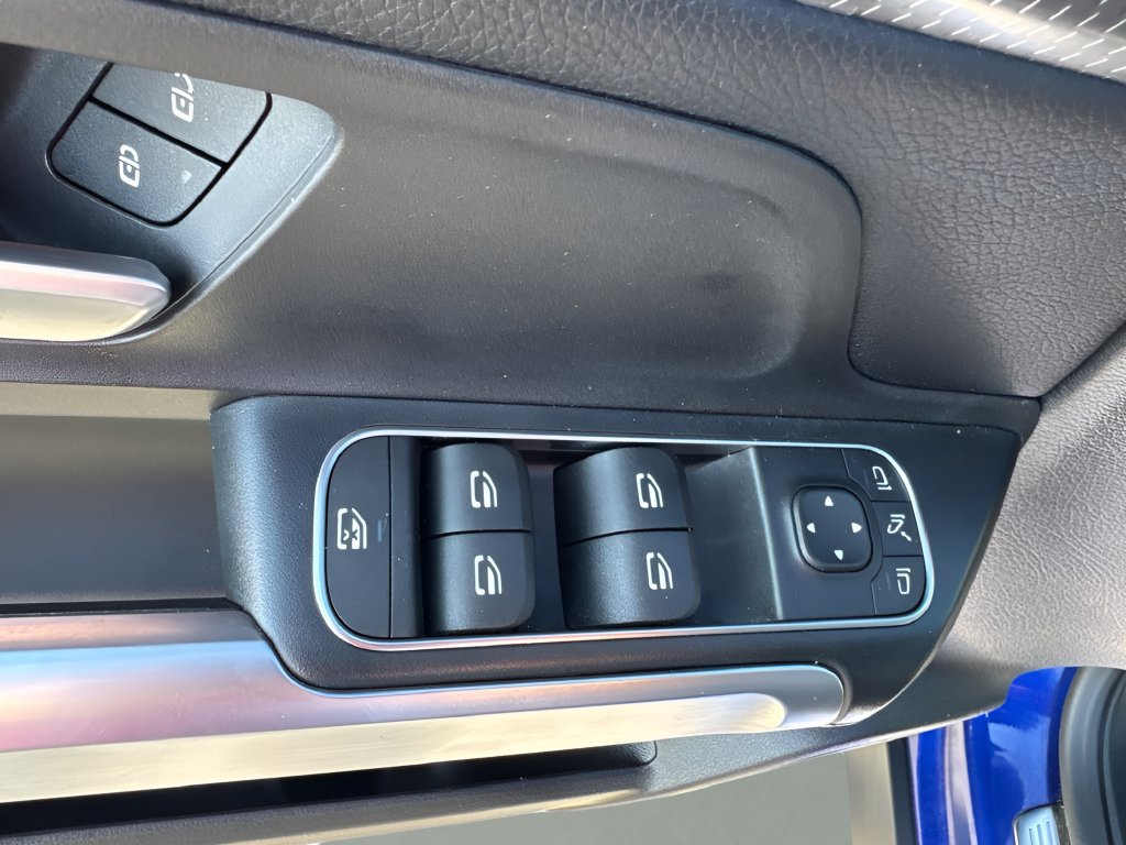 Used 2020 Mercedes-Benz GLB 250 4MATIC w/ Premium Package image 24