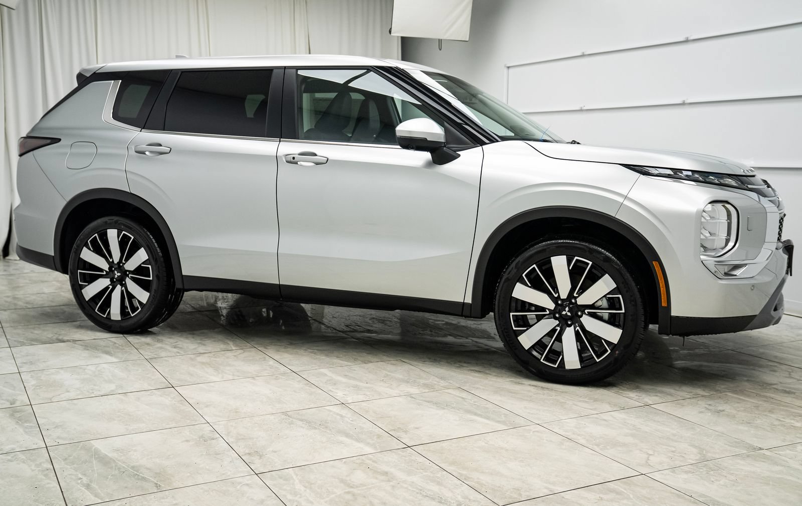 New 2025 Mitsubishi Outlander SE AWD/4WD image 2
