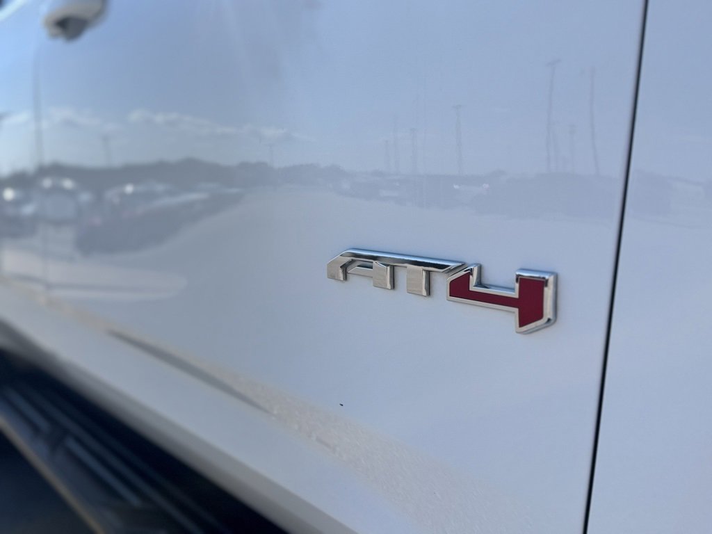 Used 2024 GMC Yukon AT4 w/ Technology Package image 3