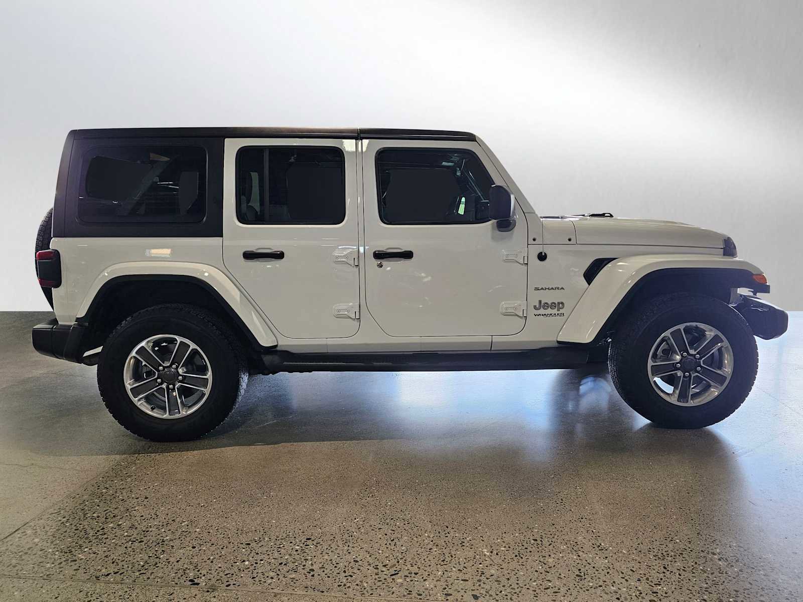 Used 2018 Jeep Wrangler Unlimited Sahara w/ Cold Weather Group image 8