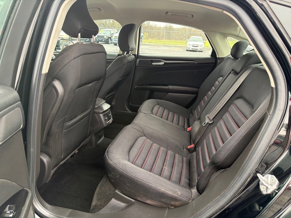 Used 2016 Ford Fusion SE image 12