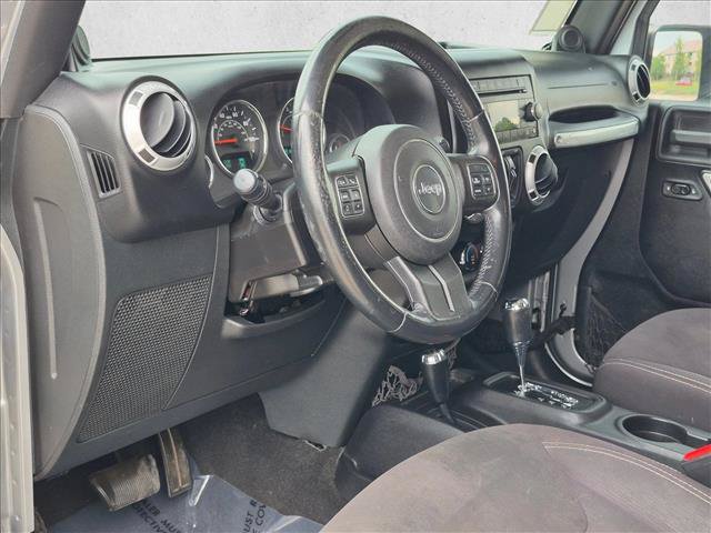 Used 2014 Jeep Wrangler Unlimited Sahara w/ Connectivity Group AWD/4WD image 9