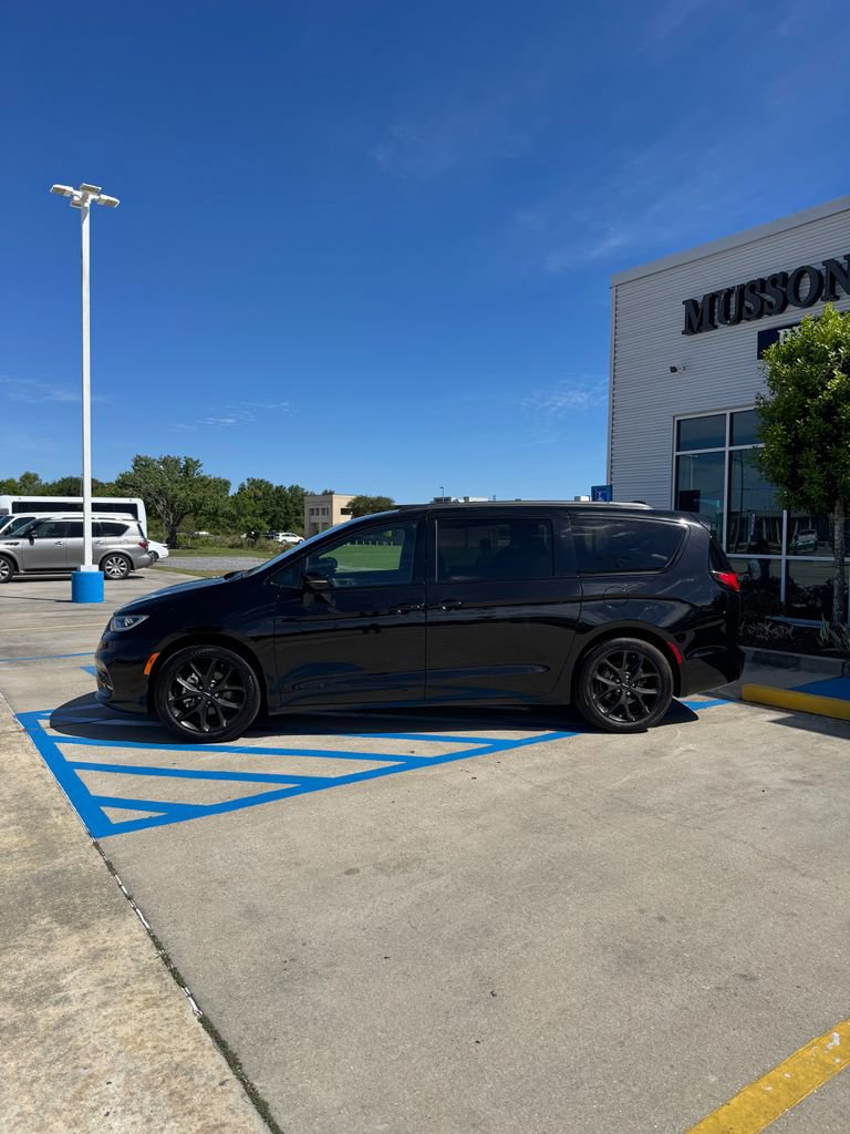 Used 2025 Chrysler Pacifica Limited image 3