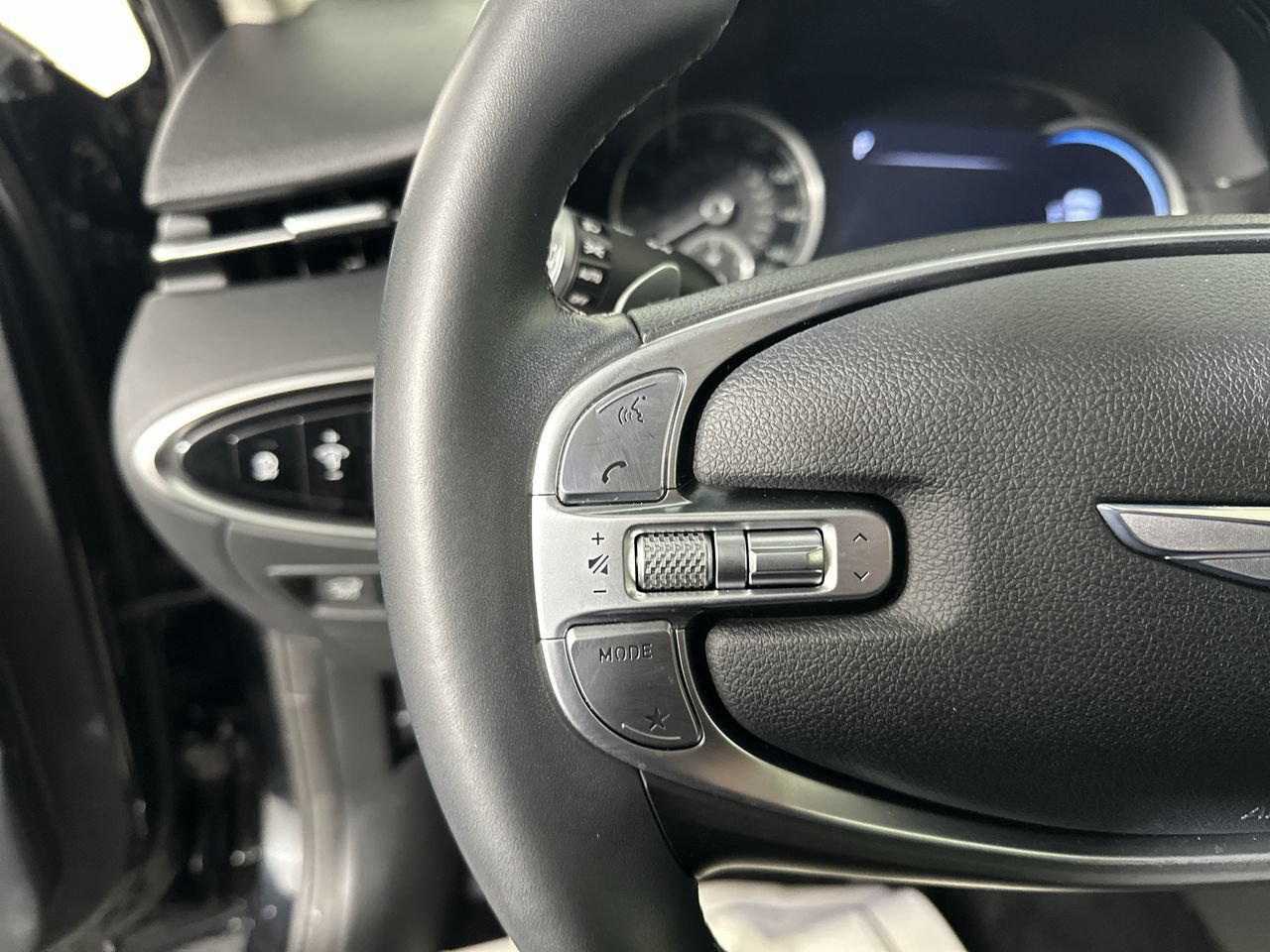 Used 2022 Genesis GV70 2.5T AWD/4WD image 6