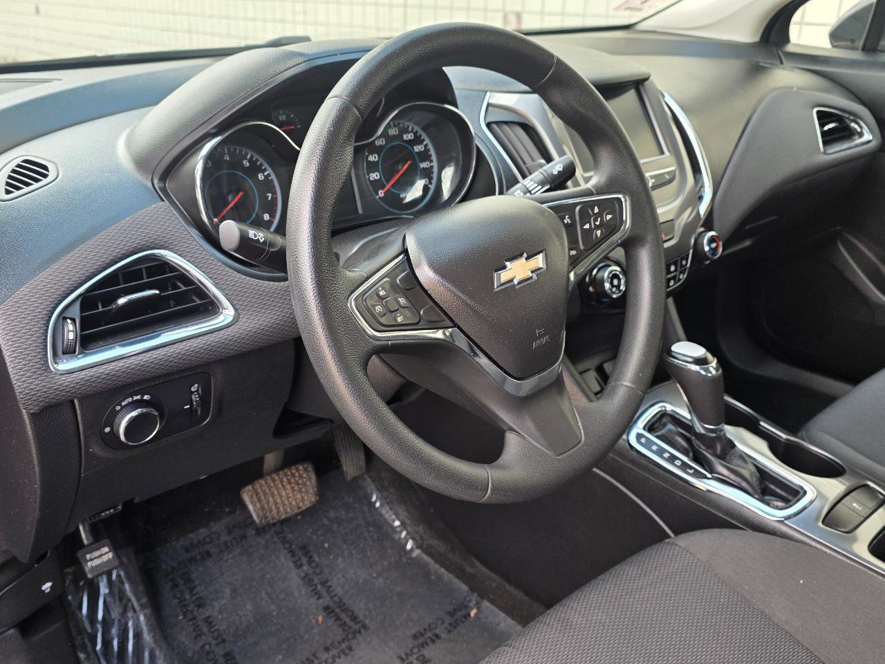 Used 2017 Chevrolet Cruze LT FWD image 11