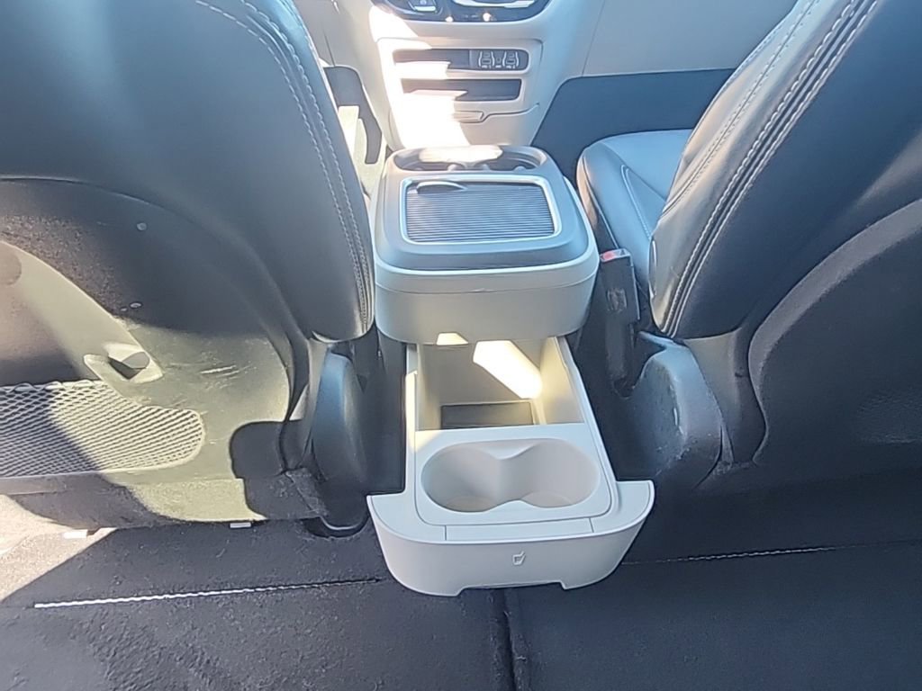 Used 2024 Chrysler Pacifica Touring-L image 37