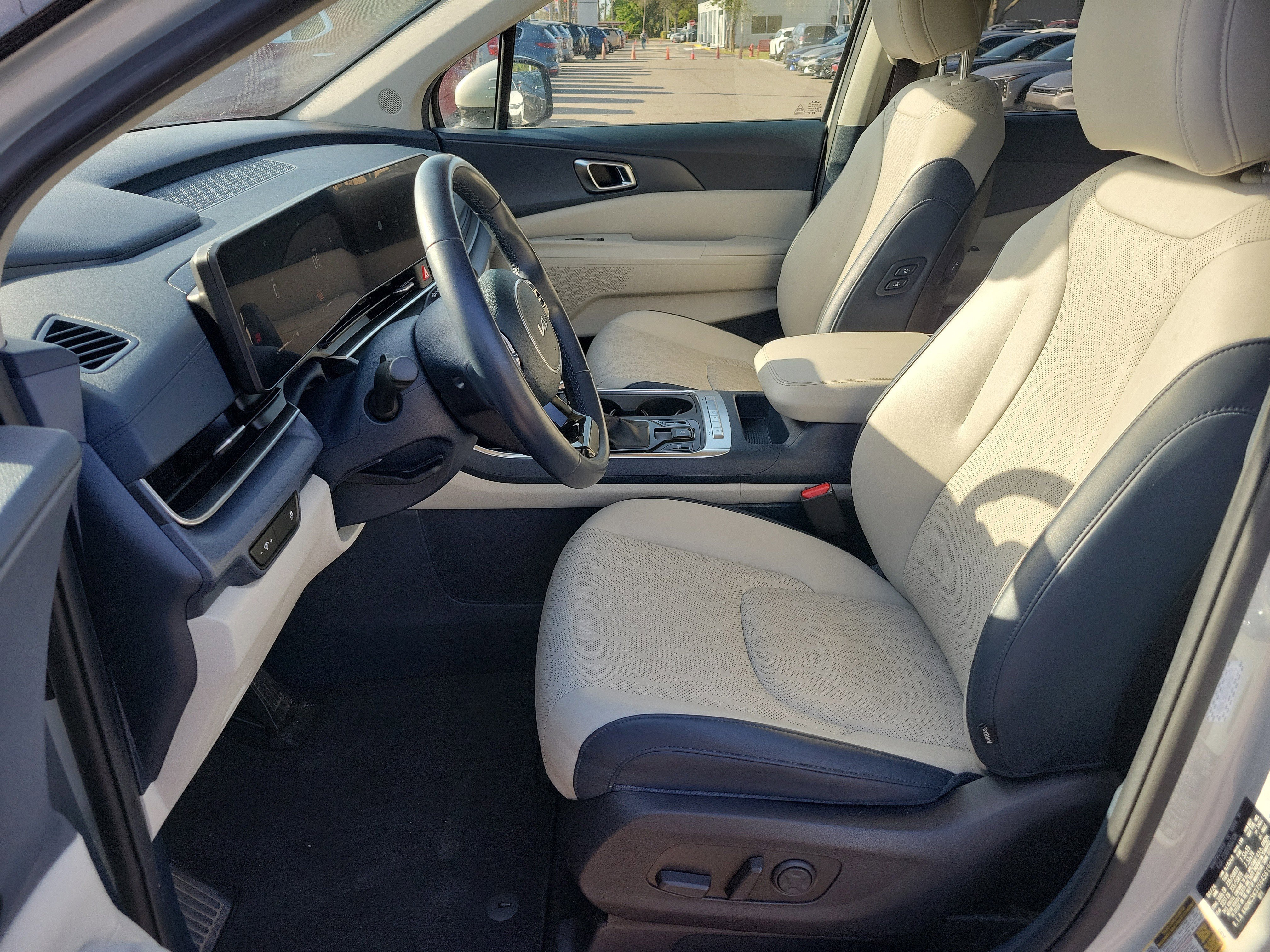 Certified 2025 Kia Carnival EX image 22