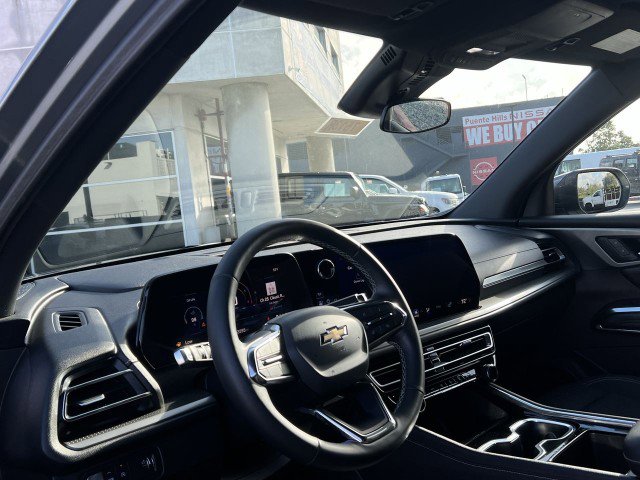 Used 2025 Chevrolet Traverse LT image 11