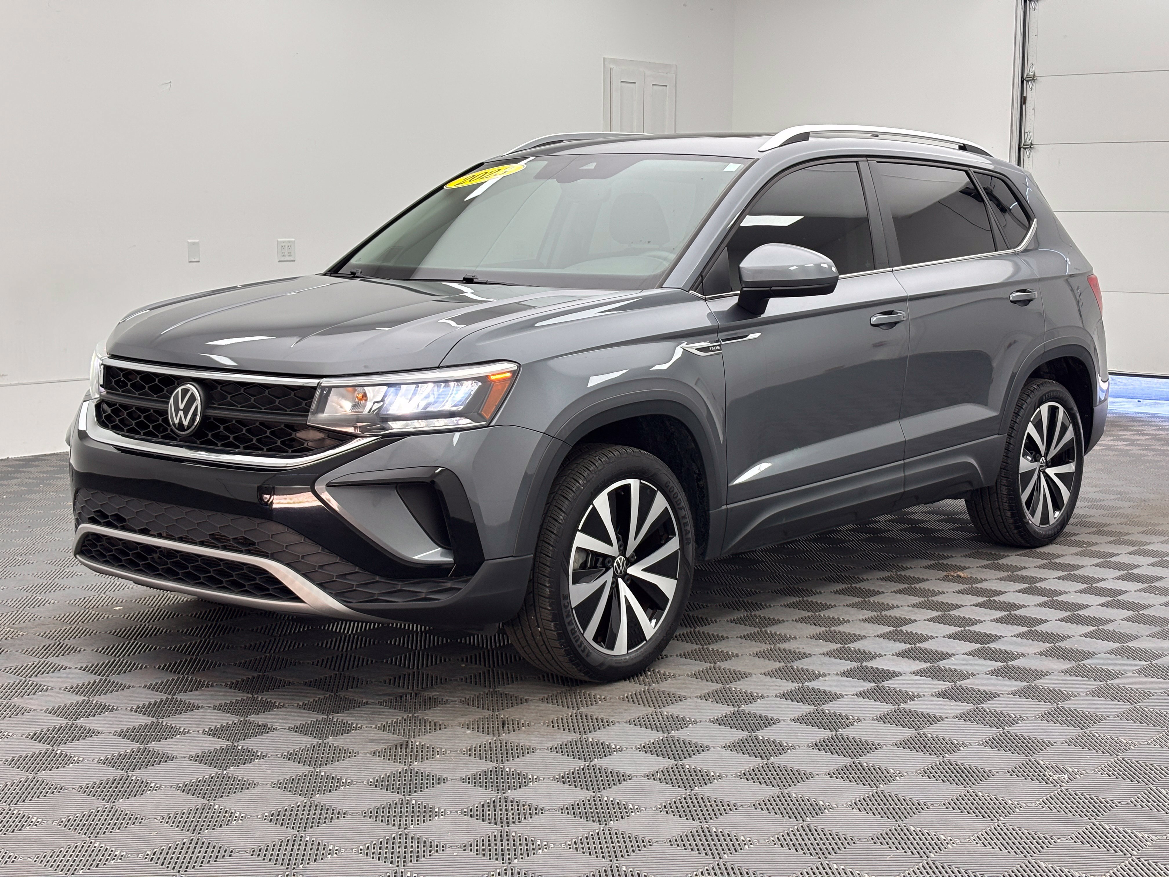 Used 2023 Volkswagen Taos SE w/ Panoramic Sunroof Package FWD image 2