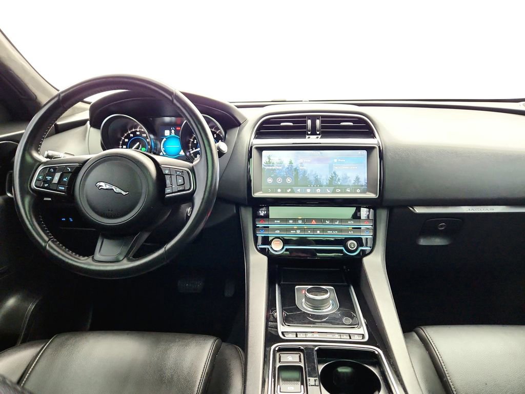 Used 2020 Jaguar F-PACE Premium image 15