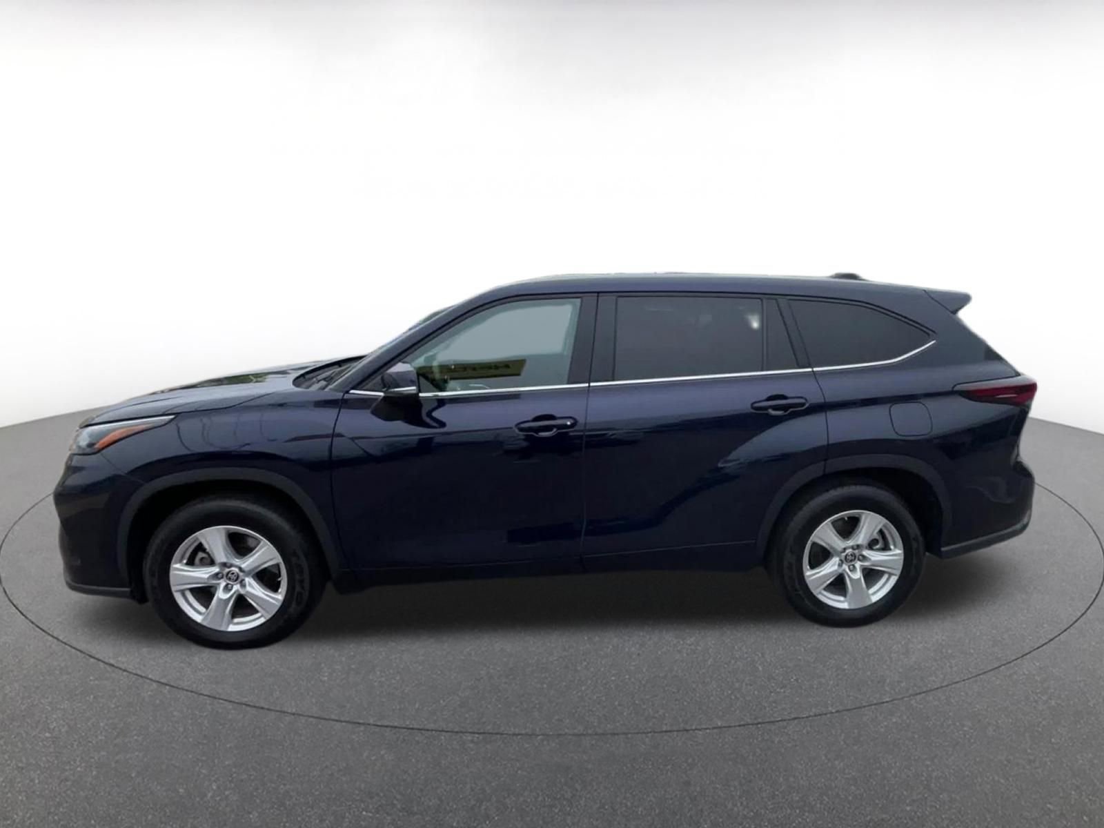 Used 2025 Toyota Highlander LE FWD image 9