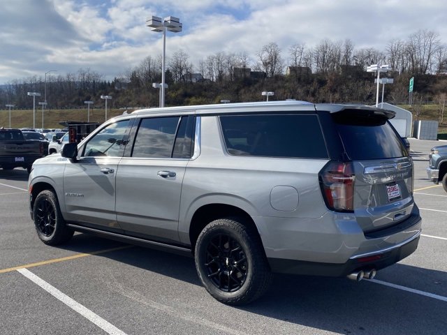 Used 2023 Chevrolet Suburban High Country image 3