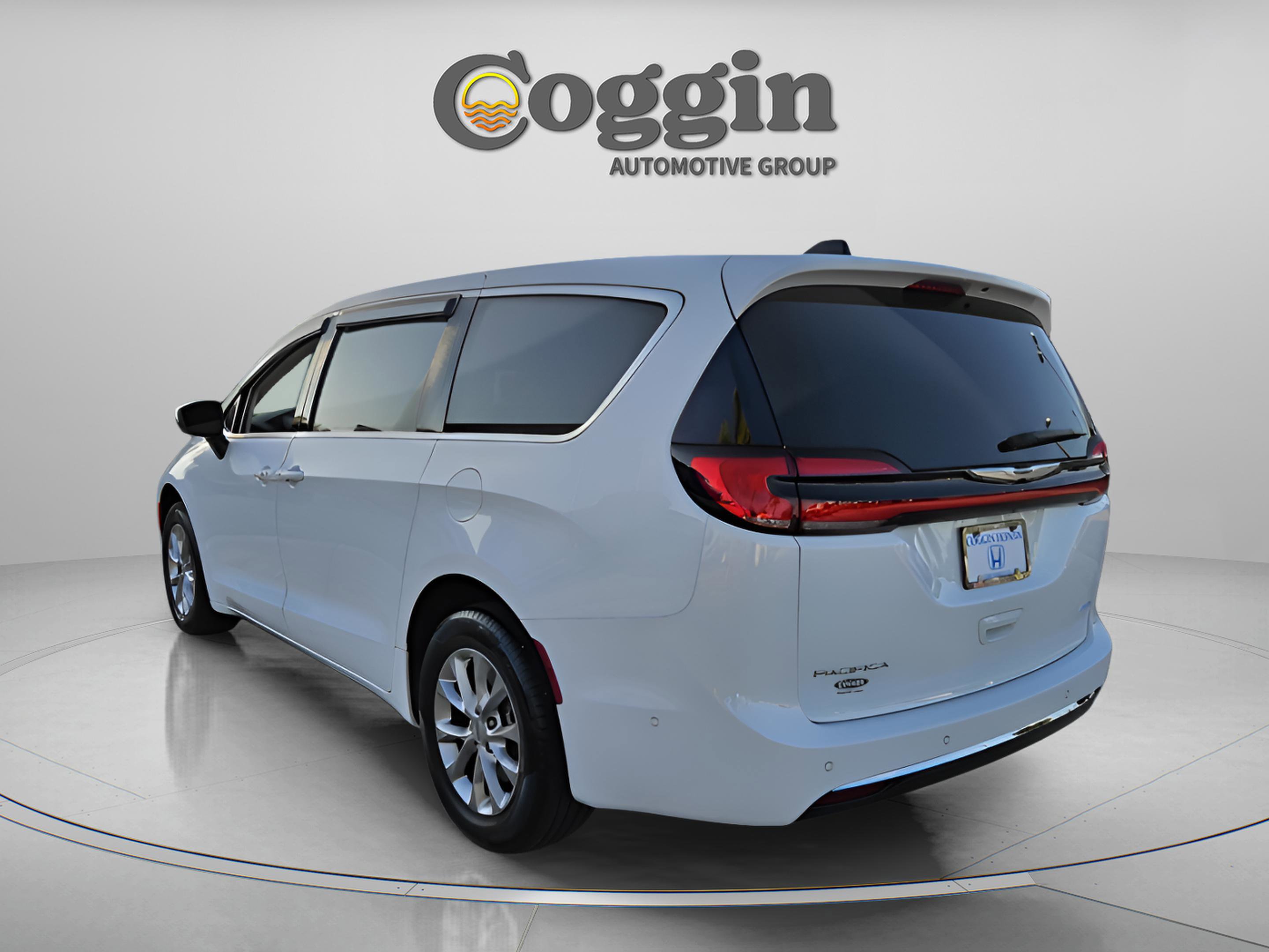 Used 2023 Chrysler Pacifica Touring-L image 3