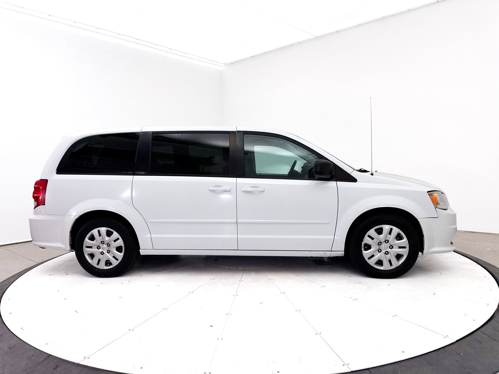 Used 2017 Dodge Grand Caravan SE w/ UConnect Hands-Free Group FWD image 31