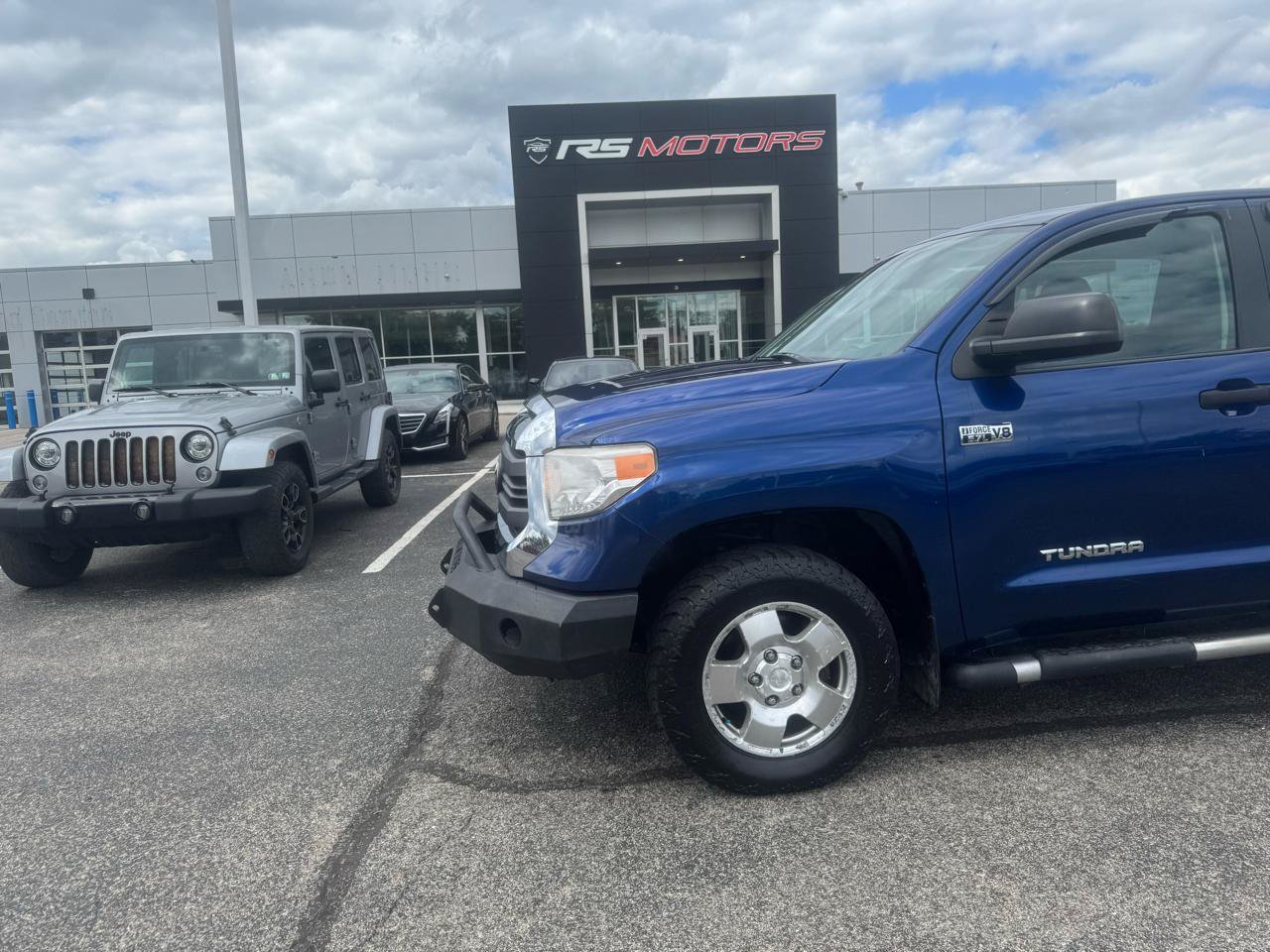 Used 2015 Toyota Tundra SR5 w/ TRD Off Road Package AWD/4WD image 11