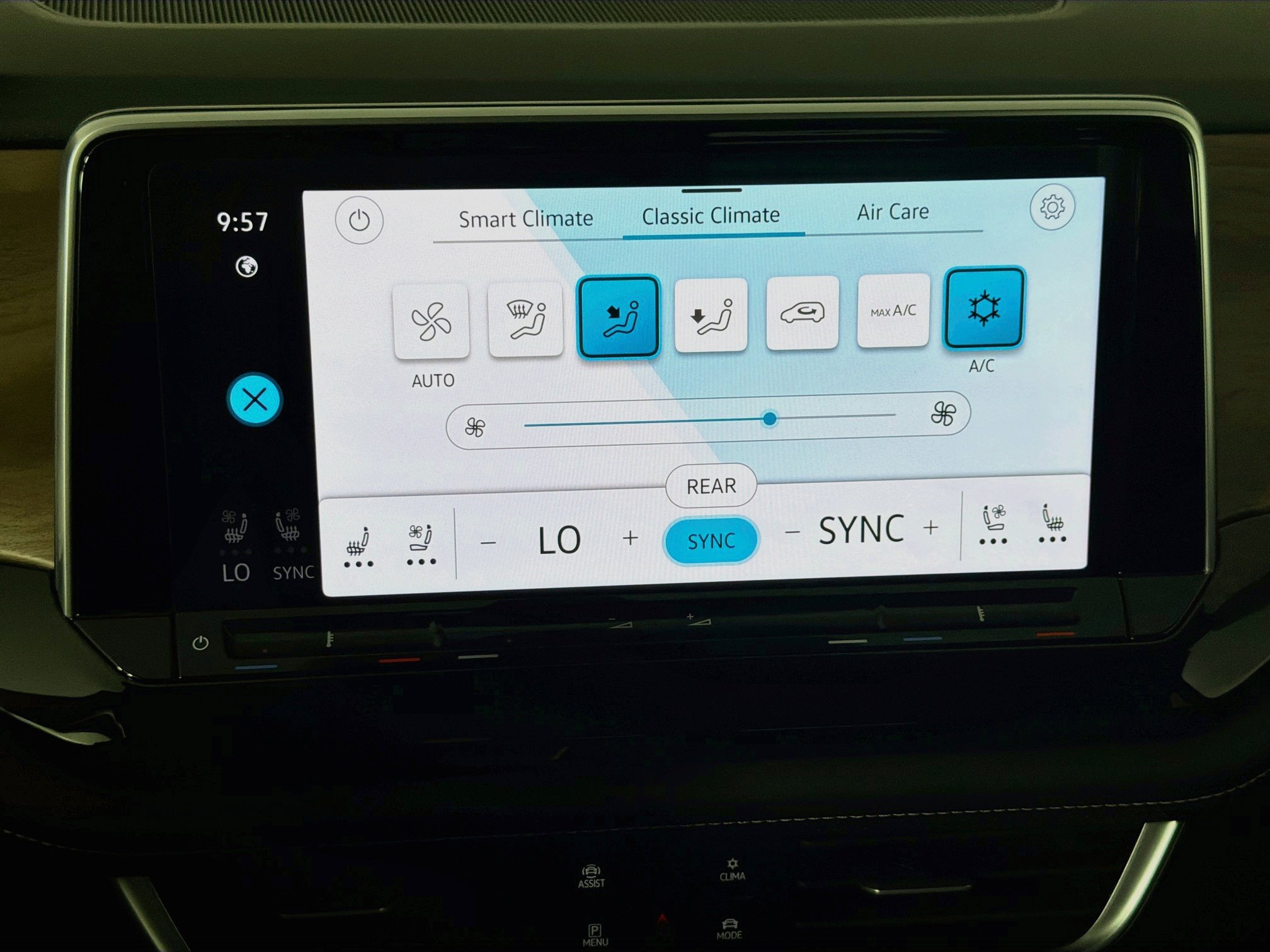 Used 2025 Volkswagen Atlas SE FWD image 24