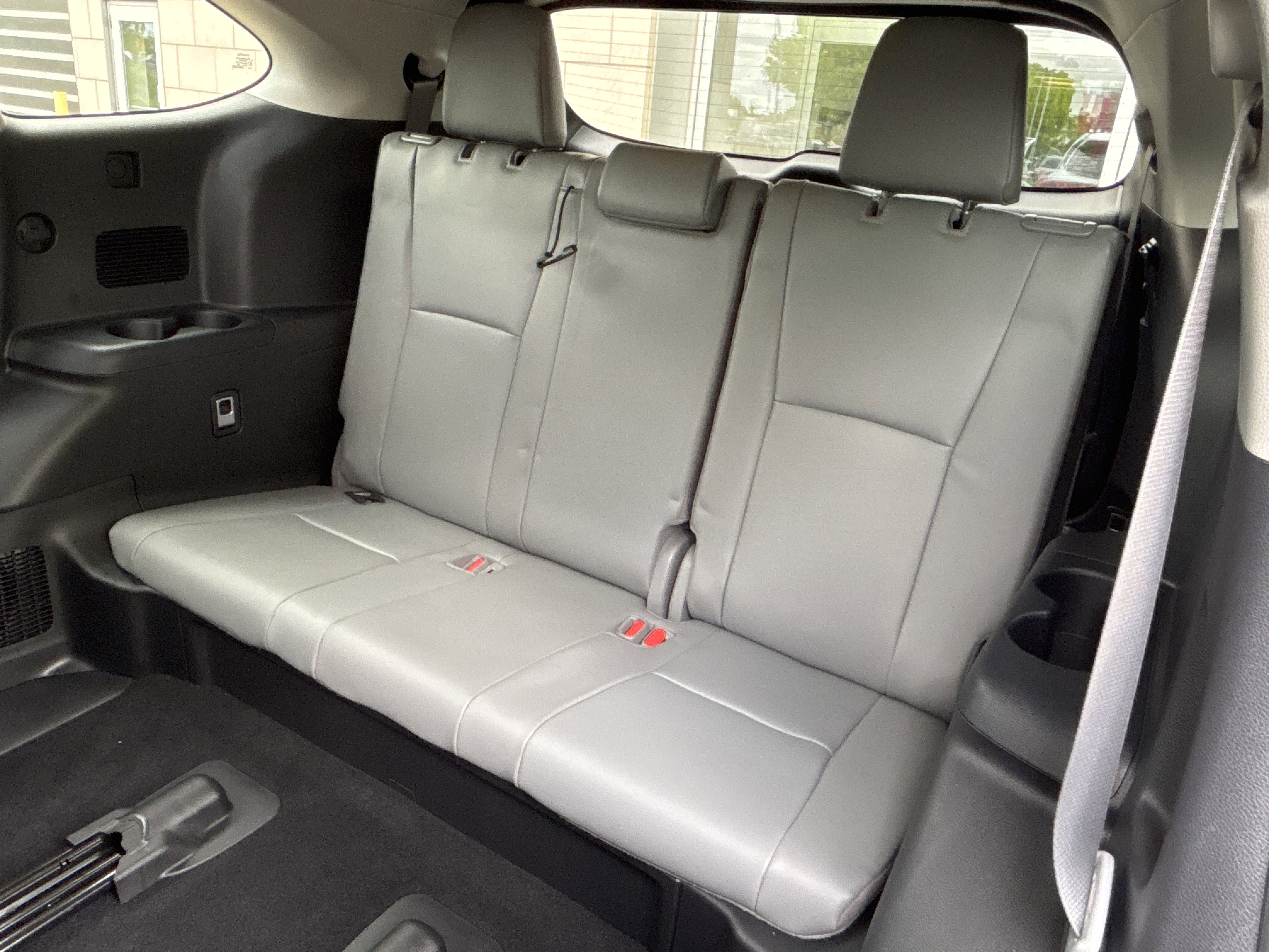 Used 2022 Toyota Highlander XLE AWD/4WD image 32
