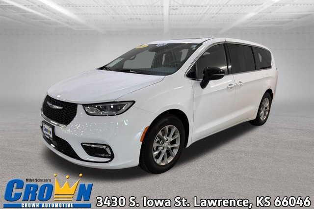 Used 2026 Chrysler Pacifica Limited FWD image 1