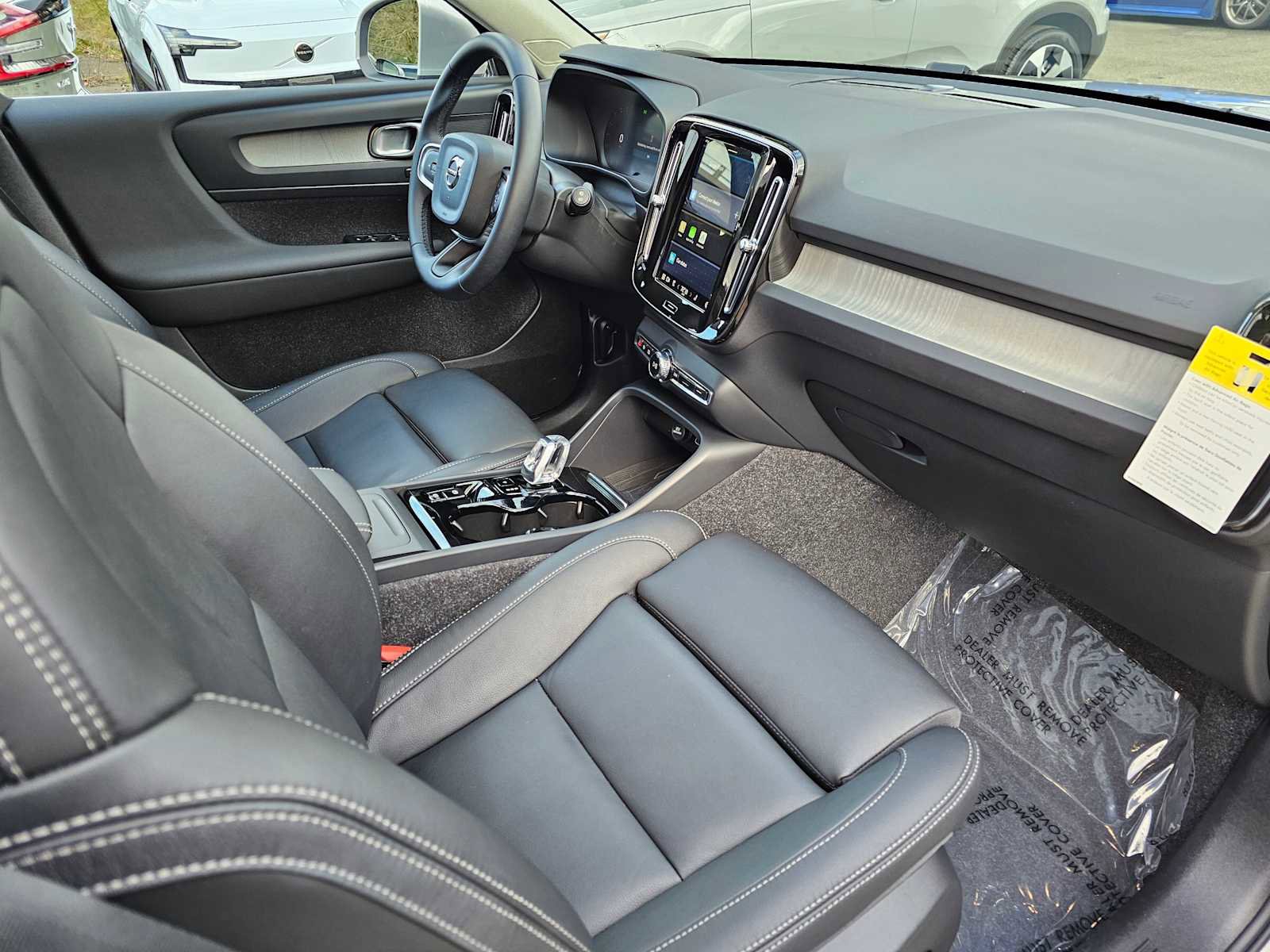 Used 2025 Volvo XC40 B5 Plus w/ Climate Package AWD/4WD image 13