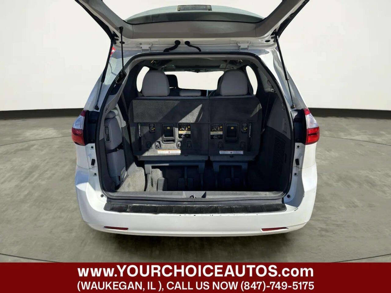 Used 2015 Toyota Sienna XLE image 16