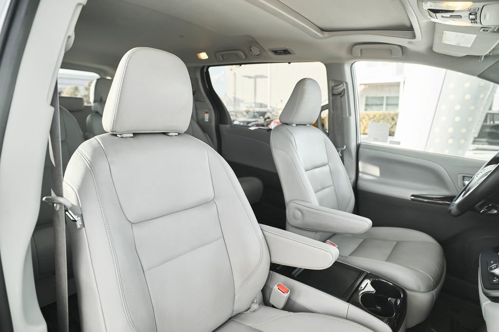 Used 2020 Toyota Sienna XLE w/ XLE Navigation Package image 22