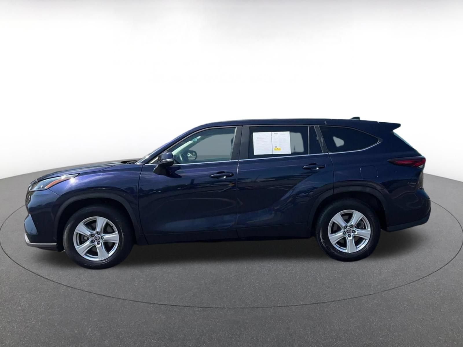 Used 2025 Toyota Highlander LE FWD image 7
