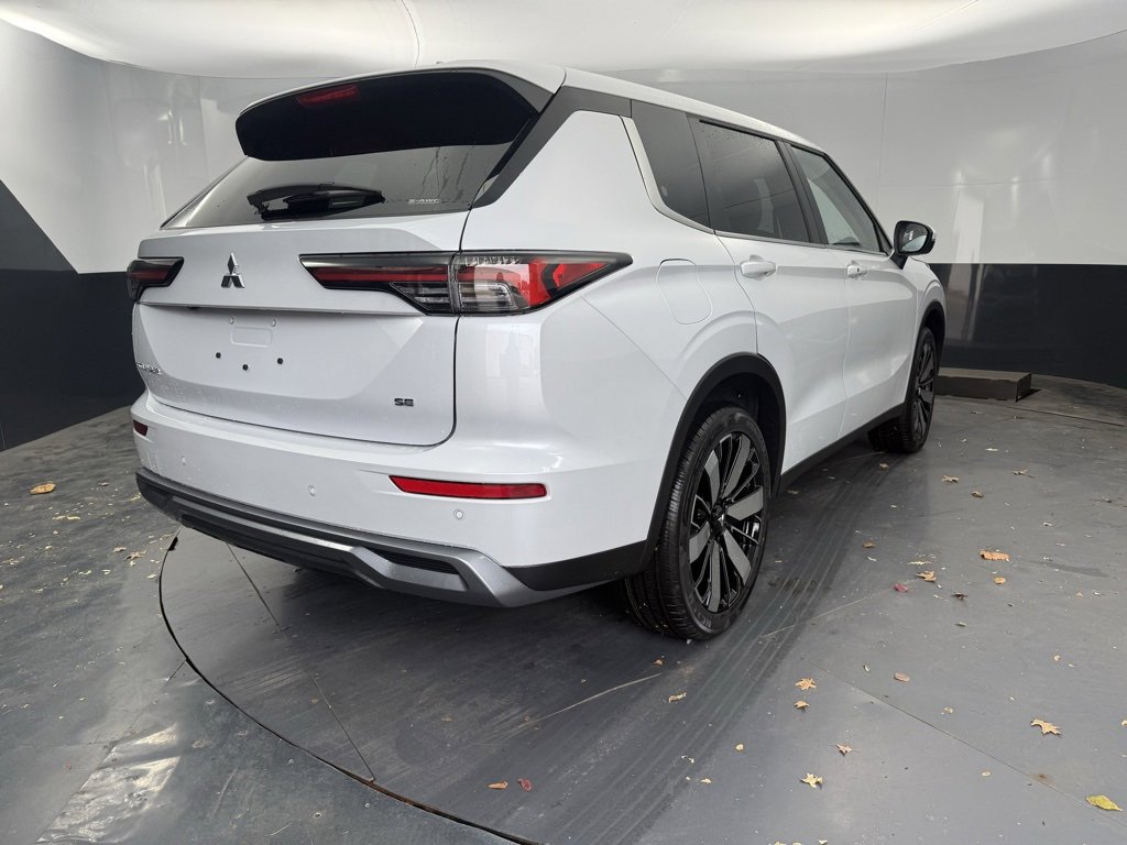 New 2025 Mitsubishi Outlander SE image 3