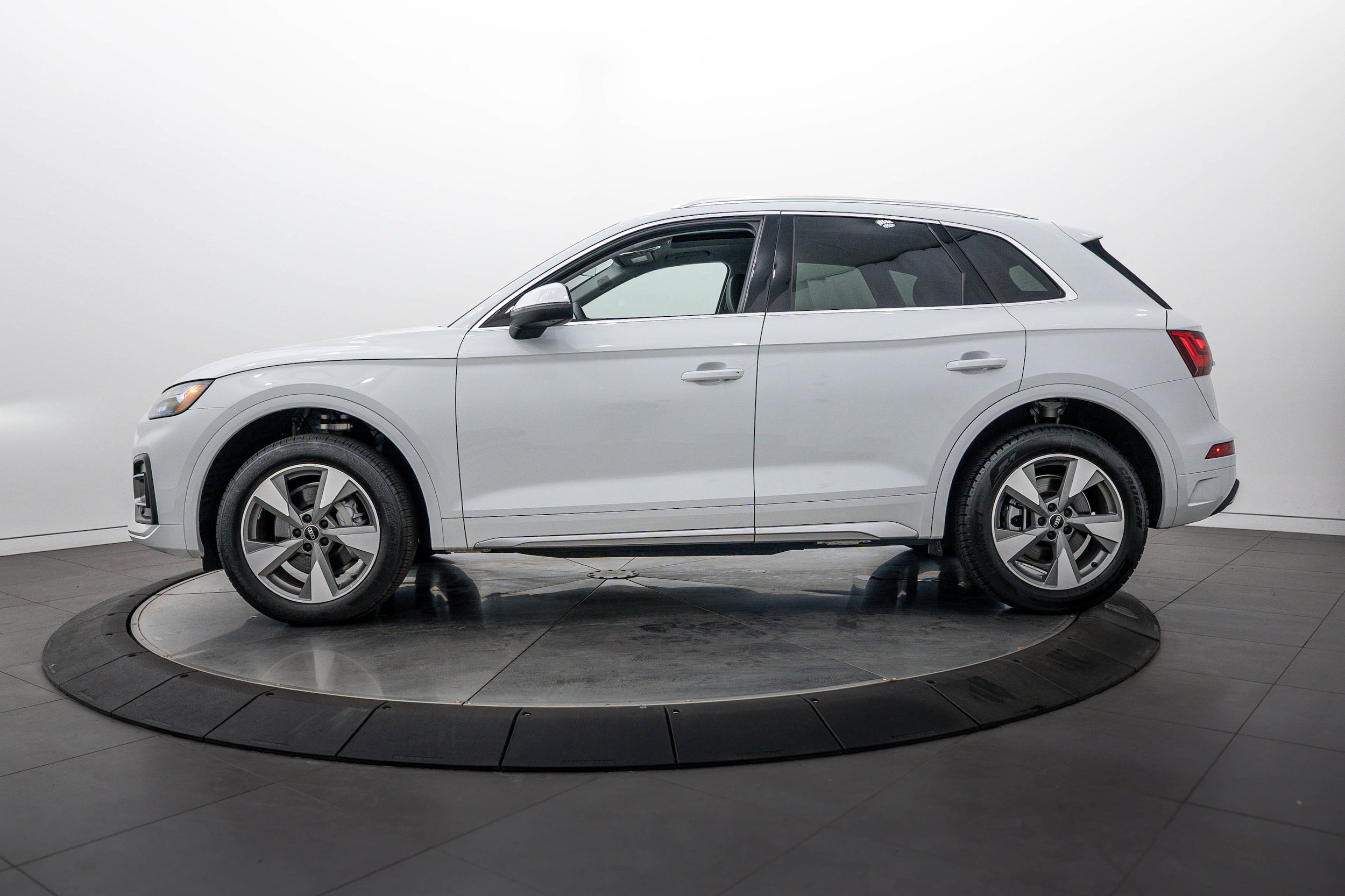 Certified 2024 Audi Q5 2.0T Premium Plus w/ Premium Plus Package AWD/4WD image 6