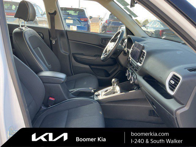 Used 2024 Hyundai Venue Limited image 11