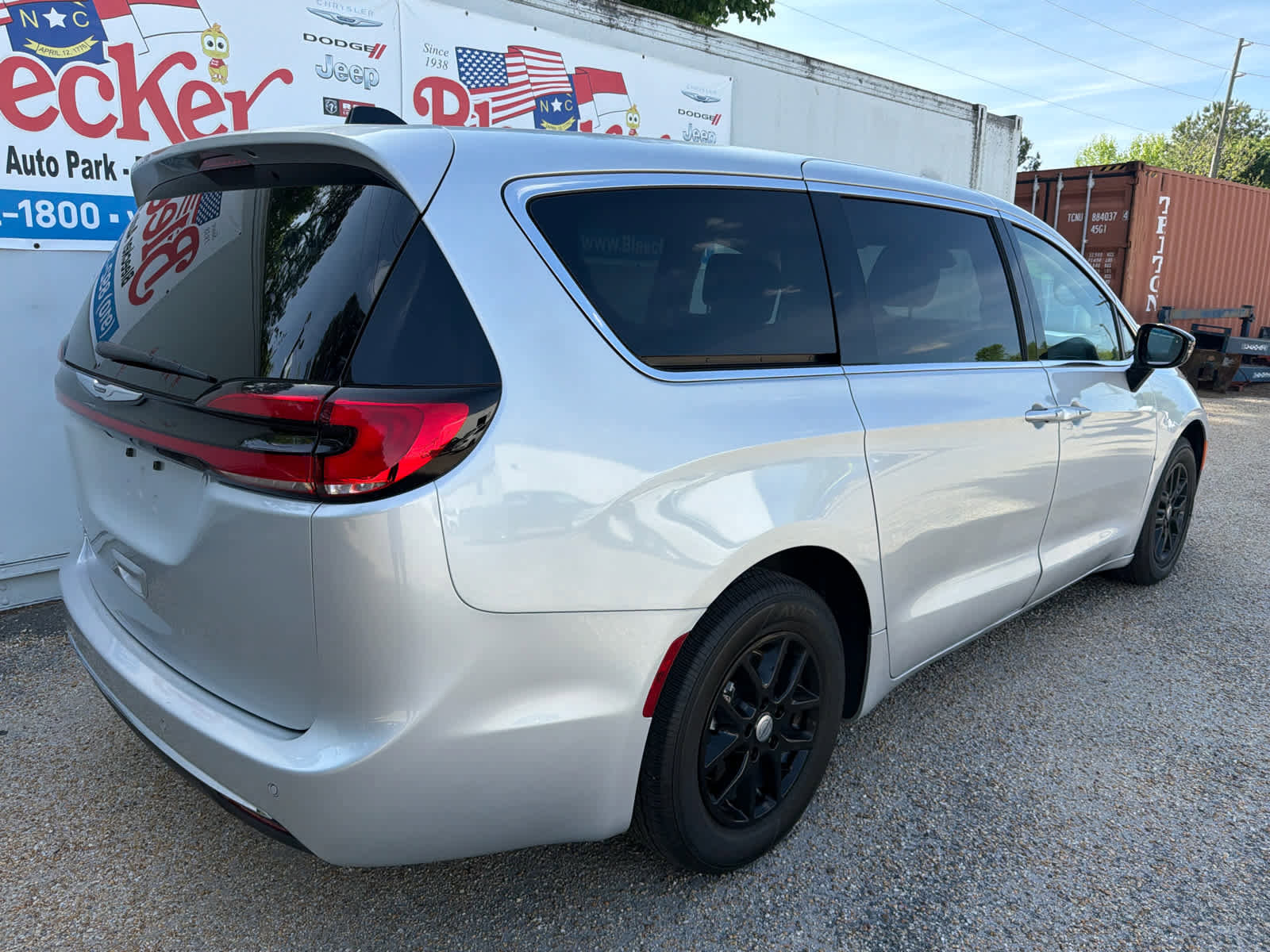 Used 2024 Chrysler Pacifica Touring-L FWD image 3