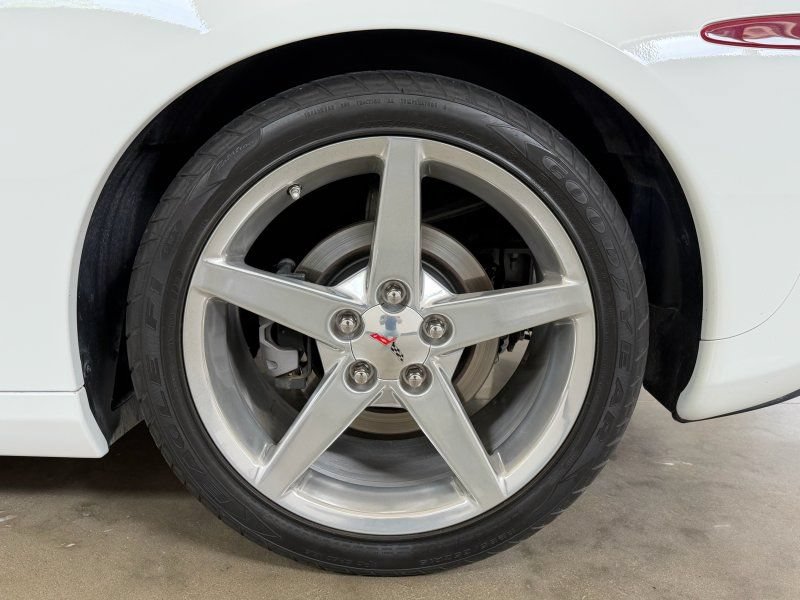 Used 2005 Chevrolet Corvette Coupe w/ Preferred Equipment Group RWD image 12
