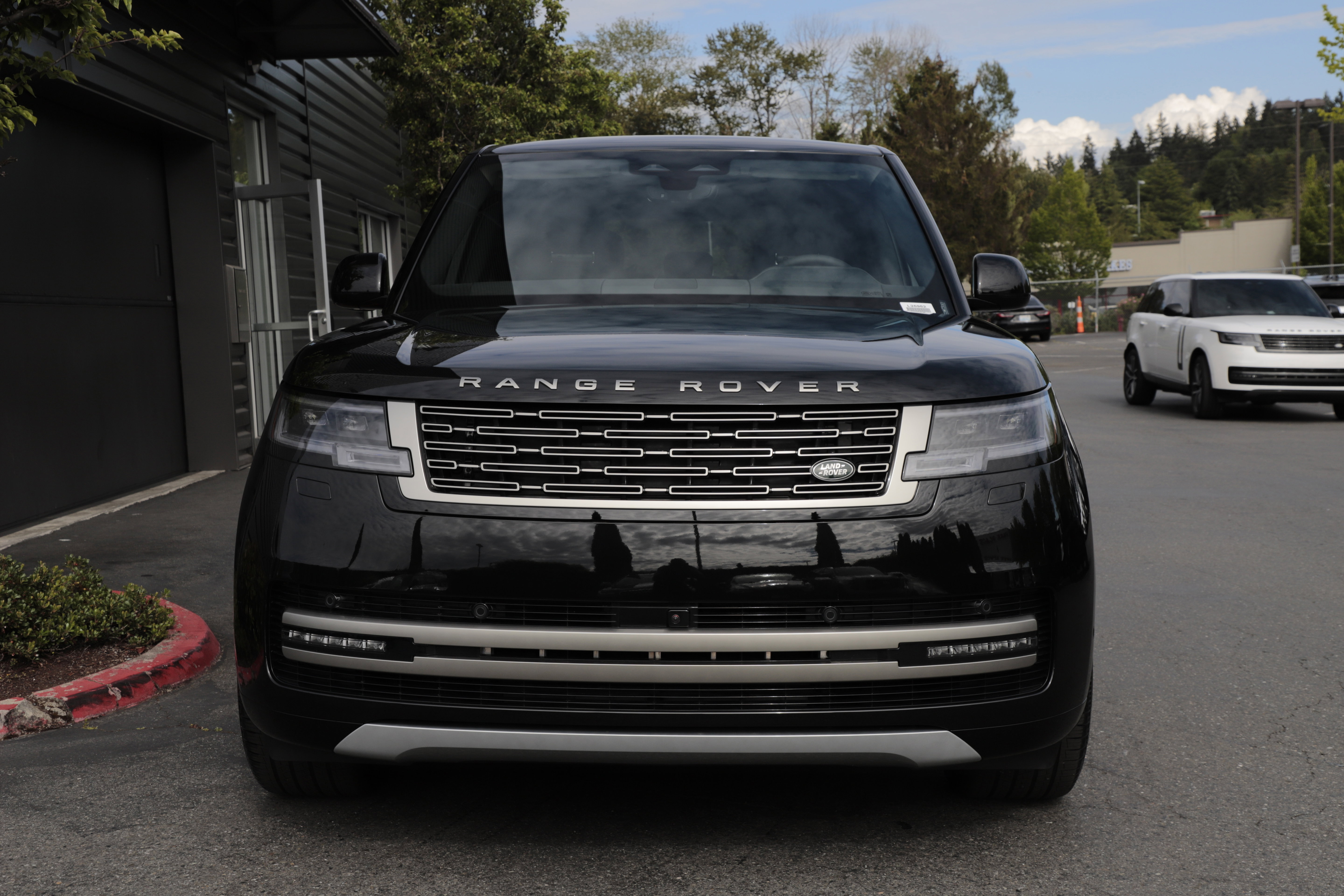 New 2026 Land Rover Range Rover Long Wheelbase SE AWD/4WD image 4