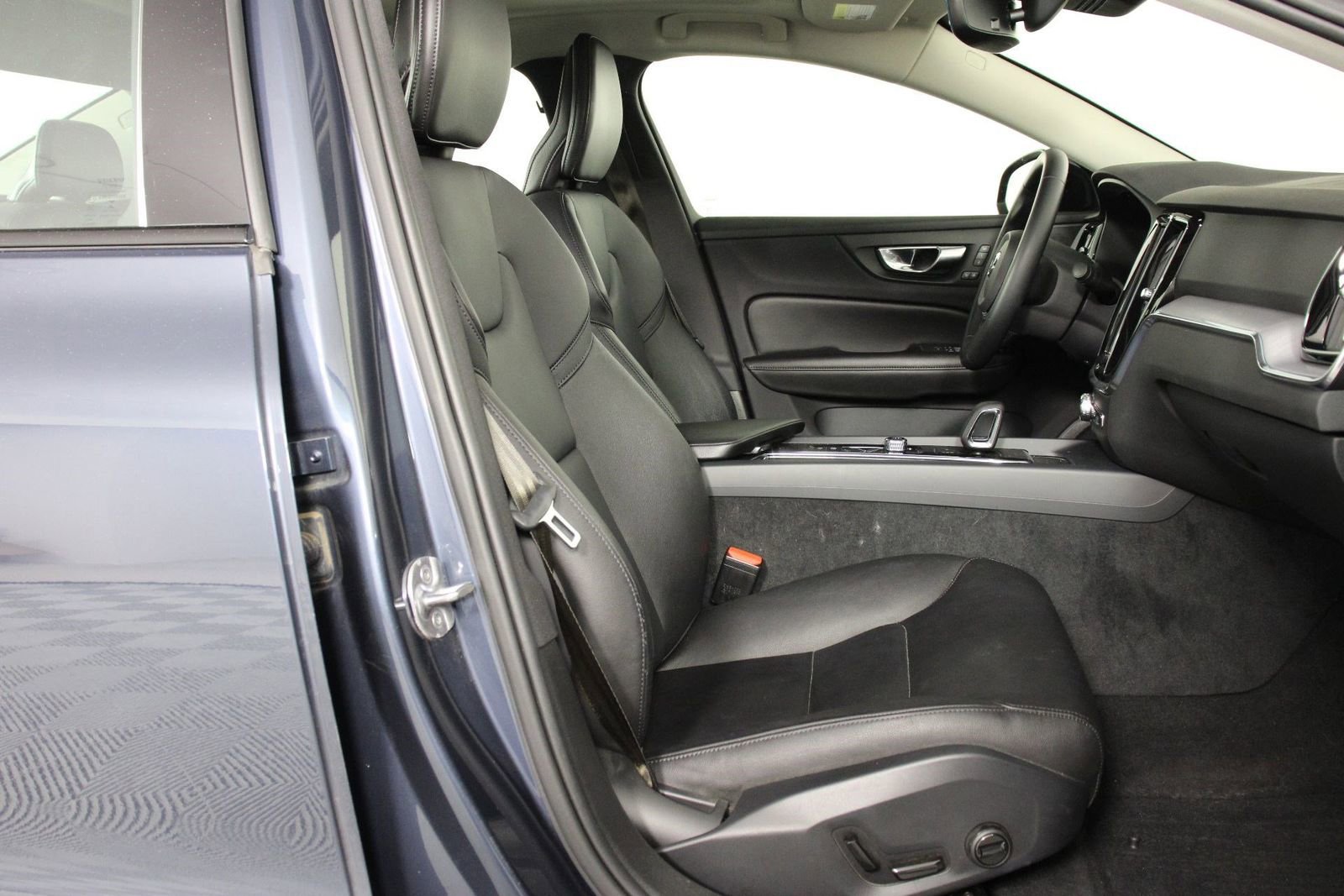 Certified 2023 Volvo S60 B5 Core w/ Climate Package image 29