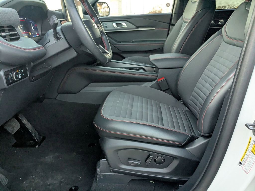 Used 2025 Ford Explorer ST-Line w/ ST-Line Street Pack image 11