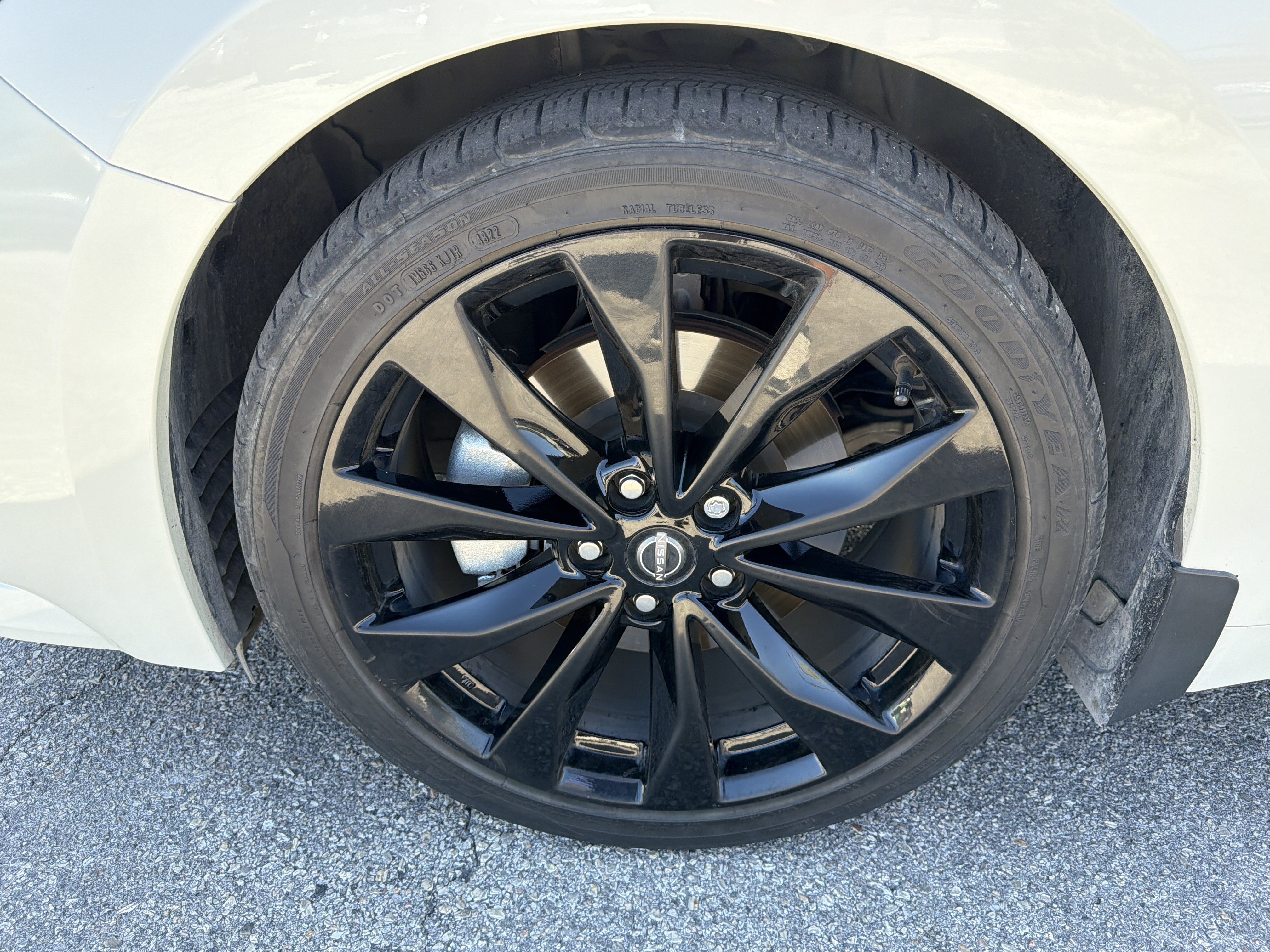 Used 2023 Nissan Maxima SR w/ Sport Mat Group FWD image 9