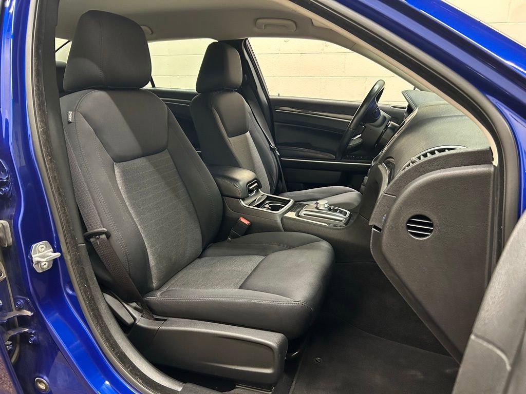 Used 2021 Chrysler 300 Touring w/ Chrome Appearance Package image 10
