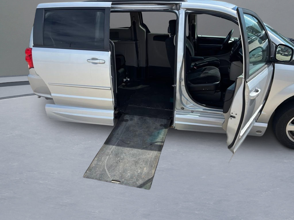 Used 2012 Dodge Grand Caravan SXT FWD image 32