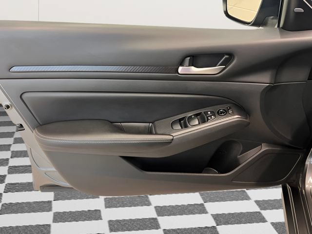 Used 2024 Nissan Altima 2.5 SV FWD image 12