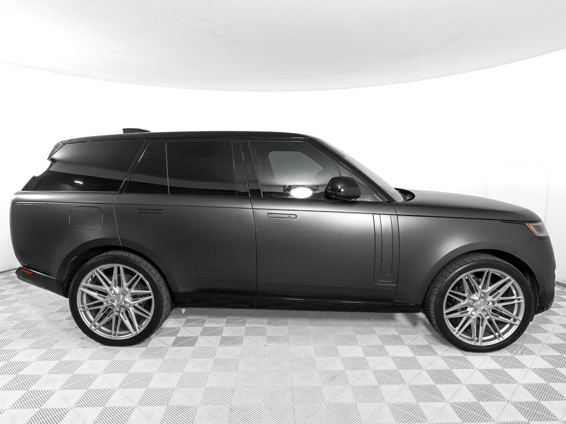 Used 2025 Land Rover Range Rover Autobiography AWD/4WD image 4