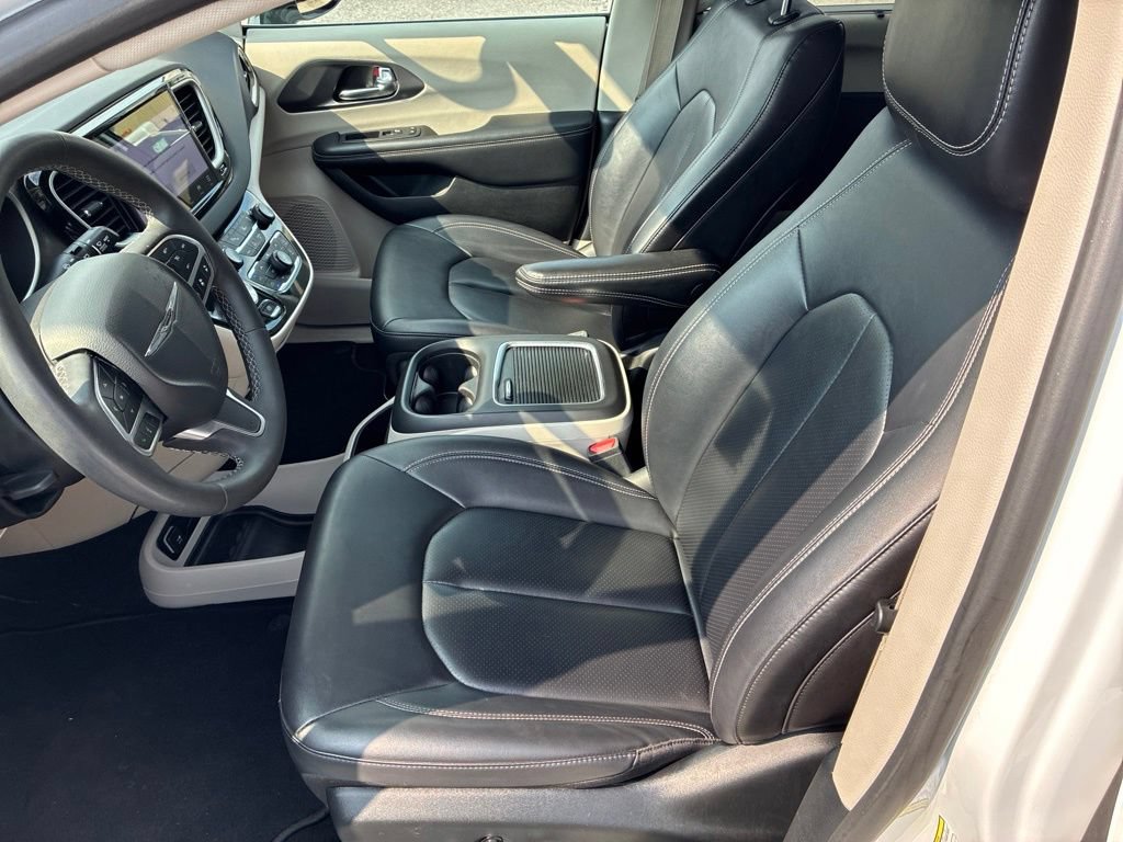 Used 2024 Chrysler Pacifica Touring-L FWD image 11
